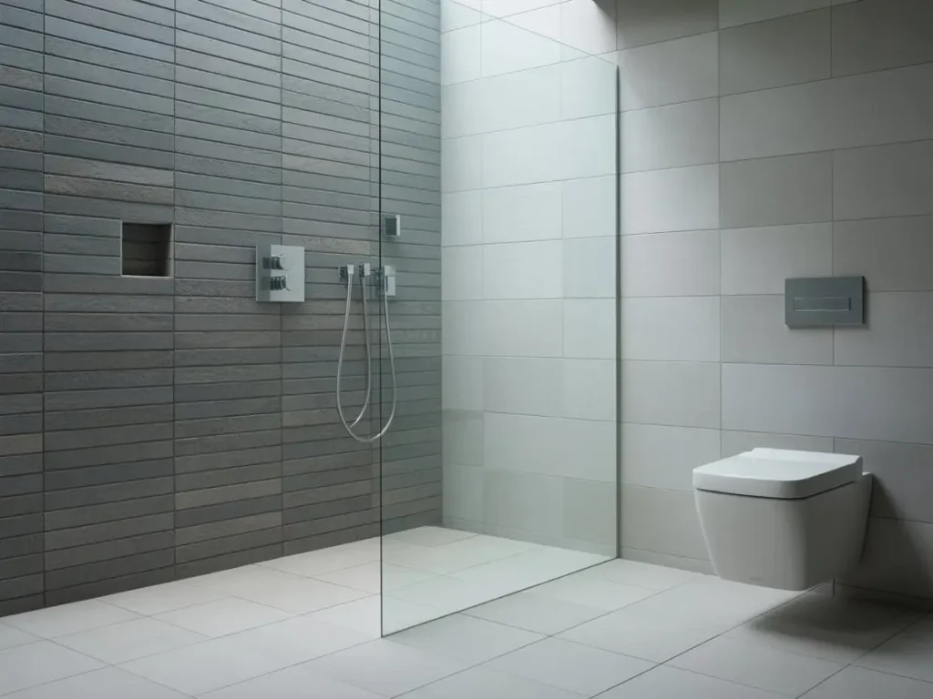 ducha a ras de suelo y sanitarios suspendidos en baño moderno con paredes de pladur